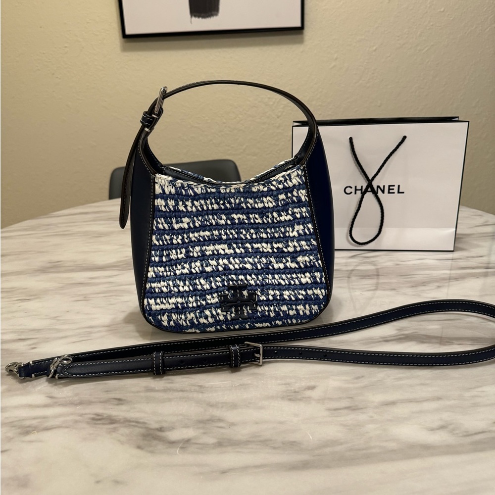 Tory Burch Thea Straw Small Bucket Bag in Blue Melange - Picture 4 of 9